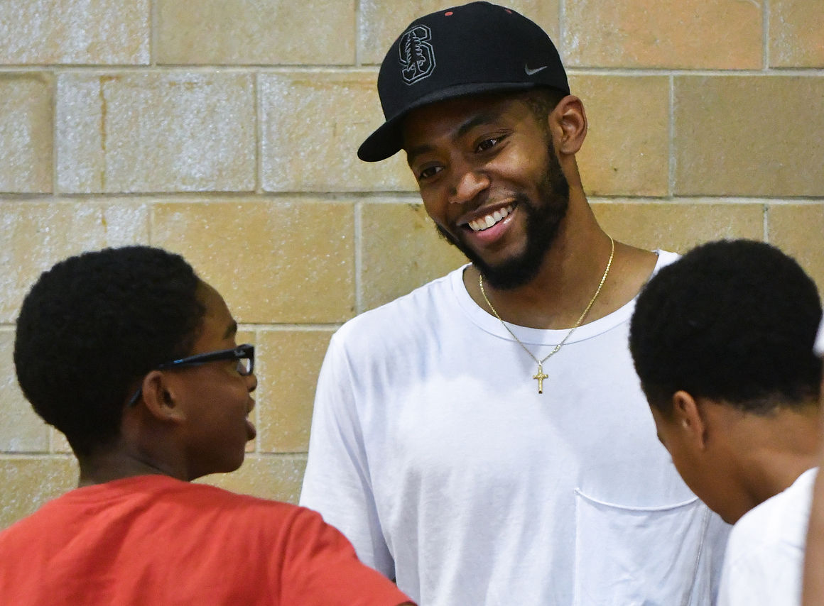 Randle gets shot with Knicks